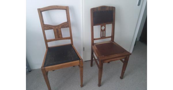houten stoelen. 2 stuks
