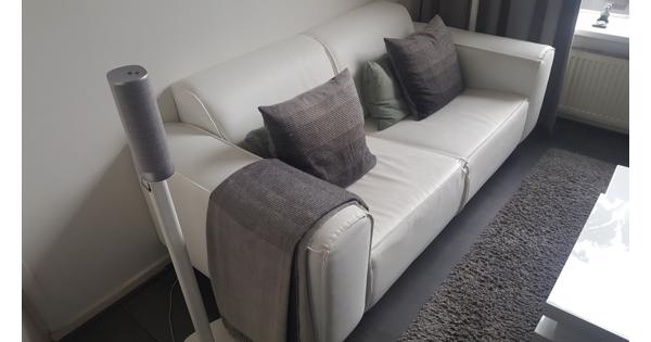 Strakke witte kunstlerennbank 2jr oud