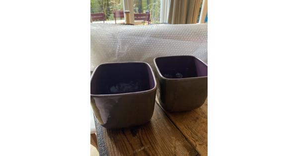 Twee keramieken plantenpotten bruin-paars