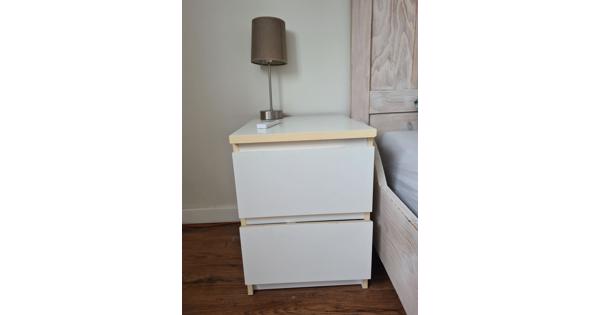 2 witte MALM nachtkastjes