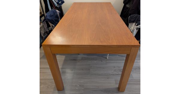 Mooie grote eettafel + 4 stoelen