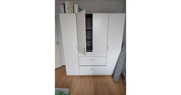 huishoudelijke goederen, kledingkast