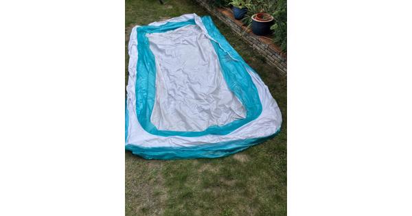 Groot opblaaszwembad van circa 1,5 m x 3 m