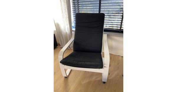 Stoel IKEA wit met zwart kussen