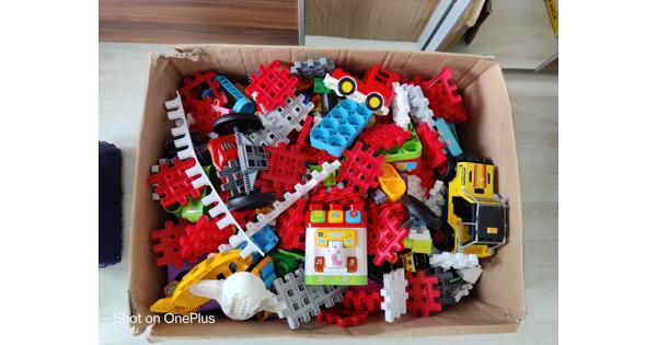 Doos vol met speelgoed voor de kleintjes