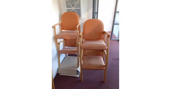 4 degelijke stoelen