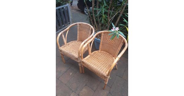 Twee rotan stoelen 