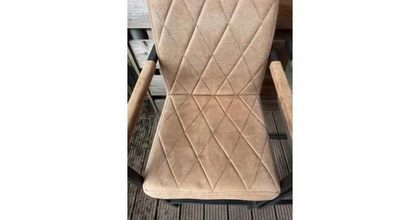 Twee barstoelen en twee normale stoelen