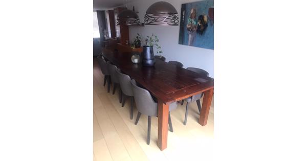 Grote en nette houten eetkamertafel voor 8 personen