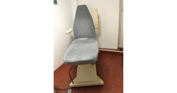 Elektrisch bedienbare behandelstoel voor pedicure en schoonheidsspecialiste 