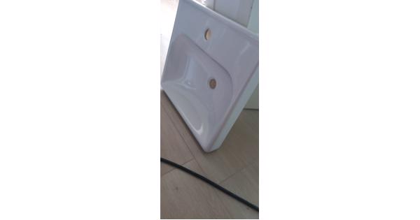 Wastafel met kraangat