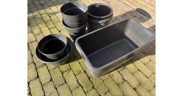 Diverse plastic kuipen/potten