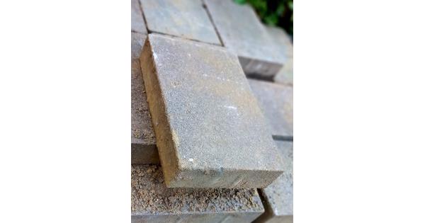 grijze terrastegels +/- 250 st. 15 m2  30x20x5 cm