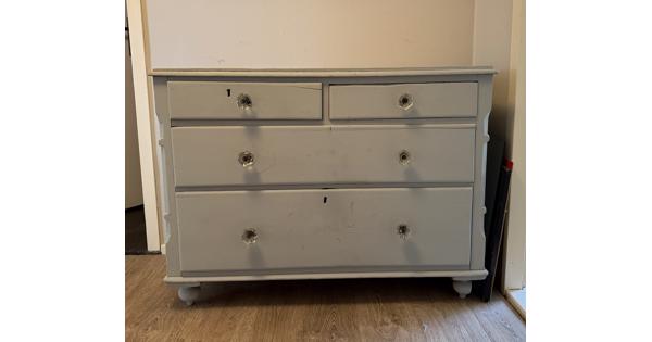 Oude grenen commode