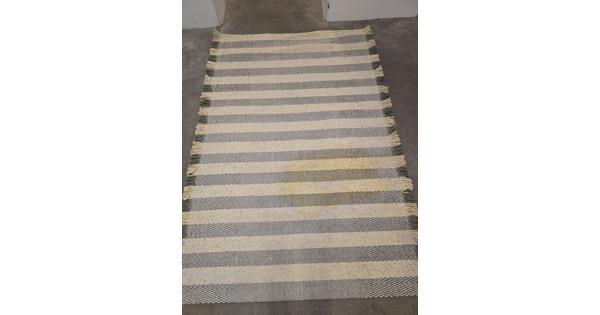 Nieuw vloerkleed met 1 vlek