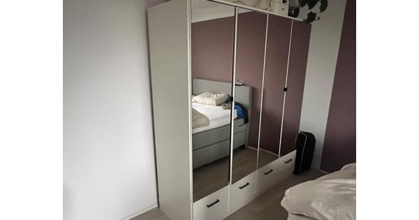 Kledingkast met spiegels