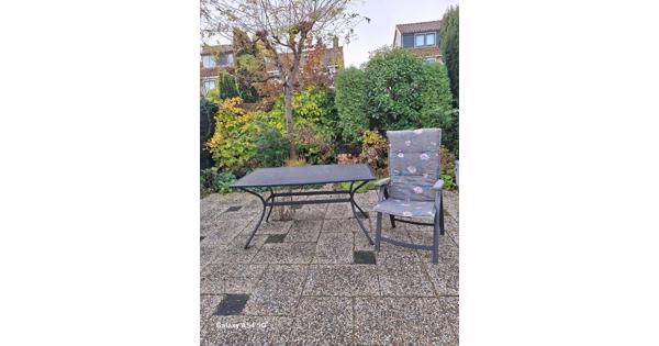 Tuinset en drie kunststof  stoenen