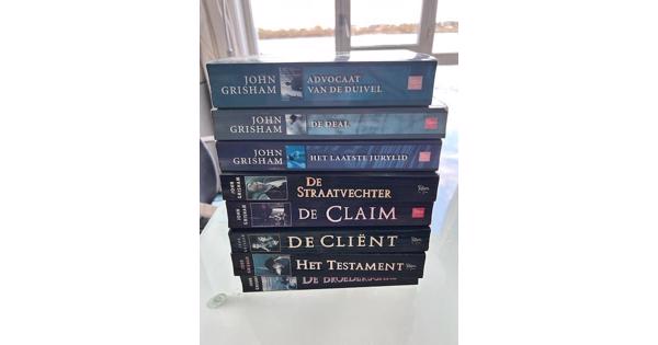 8 boeken van John Grisham in zeer goede staat