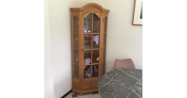 Hoek vitrinekast van hout