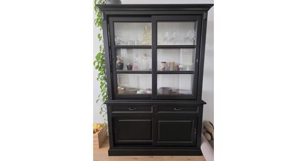 vitrinekast: 220x150x50cm. 2-delig, dus makkelijk mee te nemen