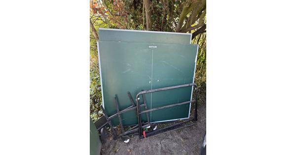 Twee houten bladen tafeltennistafel