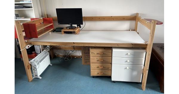 Nog mooi, stevig en degelijk houten bureau met wit bureaublad van 2.25meter bij 1.12 meter