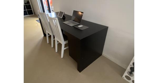 Mooi bureau met bijpassende salontafel