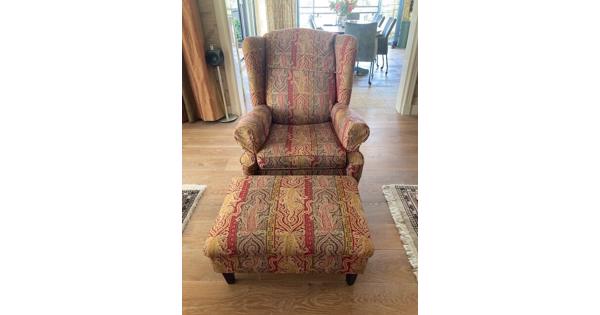 1 of 2 oortjes-stoelen met voetenbank