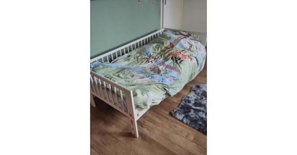 Kinderbed wit hout 76 cm x 165 cm x 57 cm (BxLxH)