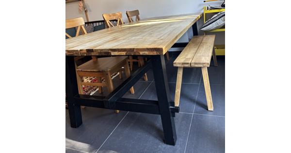 Robuuste houten eettafel 235cm met 3 stoelen