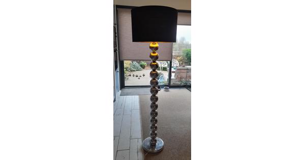 Moderne staande lamp met zwarte kap