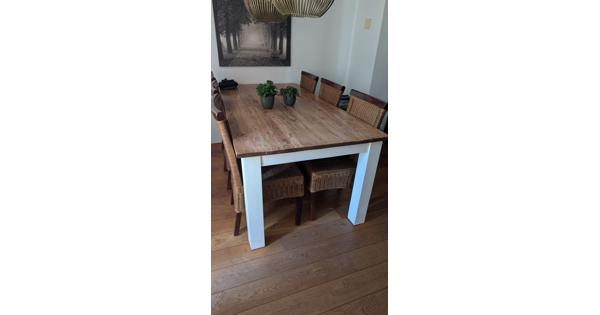 Tafel met 6 rotaneetstoelen