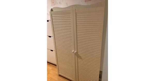 2 lage en 1 hoge grenen kasten en een hoge witte kast