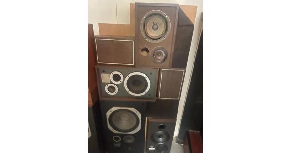 Wand met muziek speakers