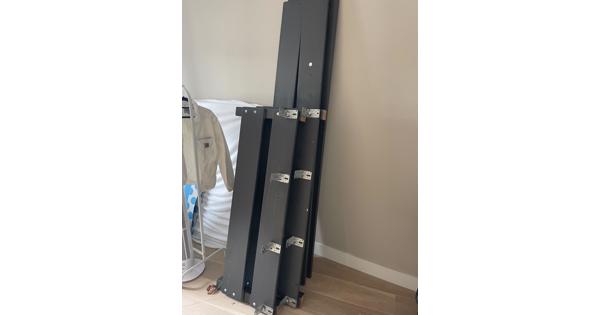 Grijs houten tweepersoonsbed 140X200cm. Al uit elkaar gehaald.