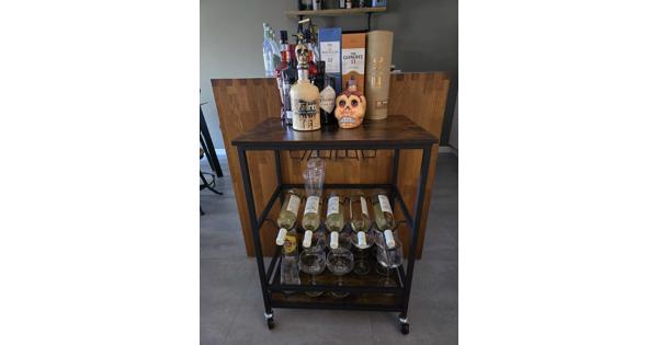 Mobiel tafelkarretje voor wijnflessen en glazen in te hangen.