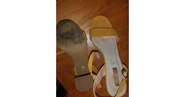 Gele sandalen met hak, maat 39