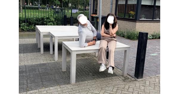 4 witte houten tafels
