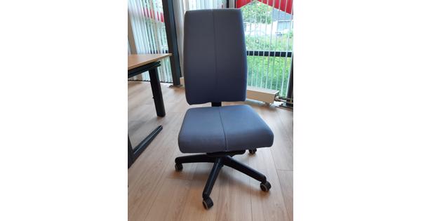 Lichtblauwe bureaustoel zonder armleuningen 