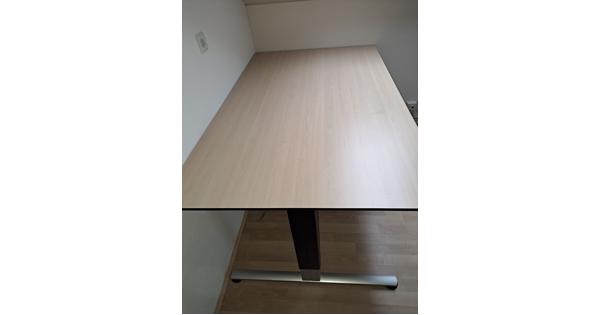 Bureau met houten blad
