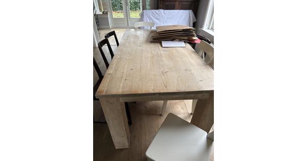 Leuke witte eettafel met stoelem