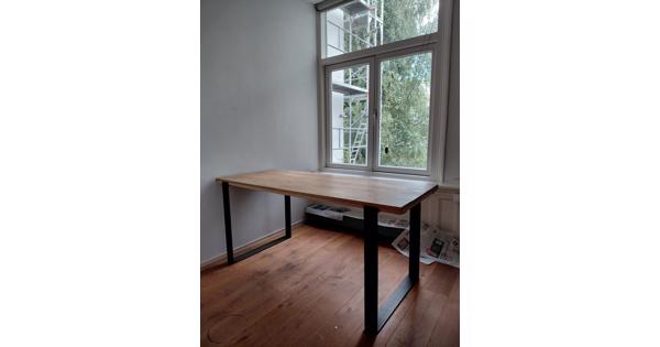 Houten eettafel stalen poten
