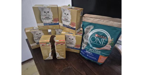 12 pakken met blikjes Purina Kattenvoer (natvoer) en zak Purina One Brokjes