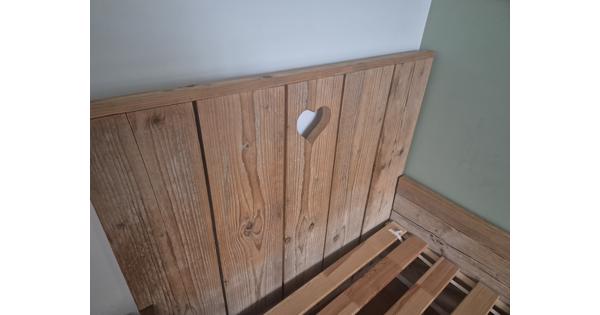 Mooi 1 persoons bed steigerhout met lattenbodem en nachtkastje