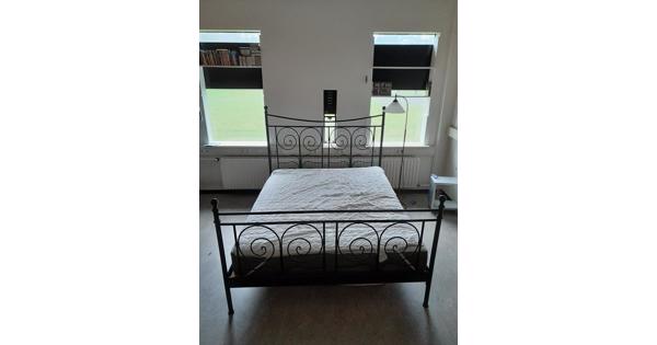 Bed, frame + matras in goede staat