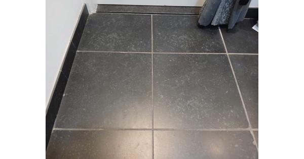 Diverse vloertegels grijs/donkergrijs badkamer/keuken