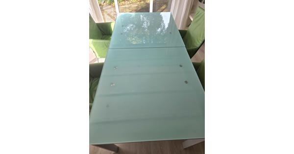 Glazen eettafel