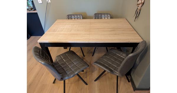 Uitschuifbare eettafel "Bjursta" IKEA + 4 stoelen