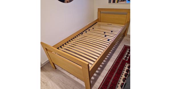 Eenpersoons bed met lattebodem en matras