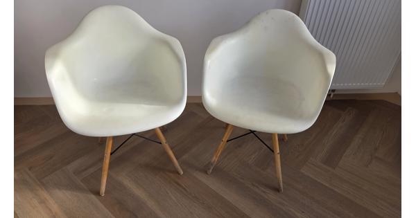 Replica vitra Eames stoelen met gebruikssporen